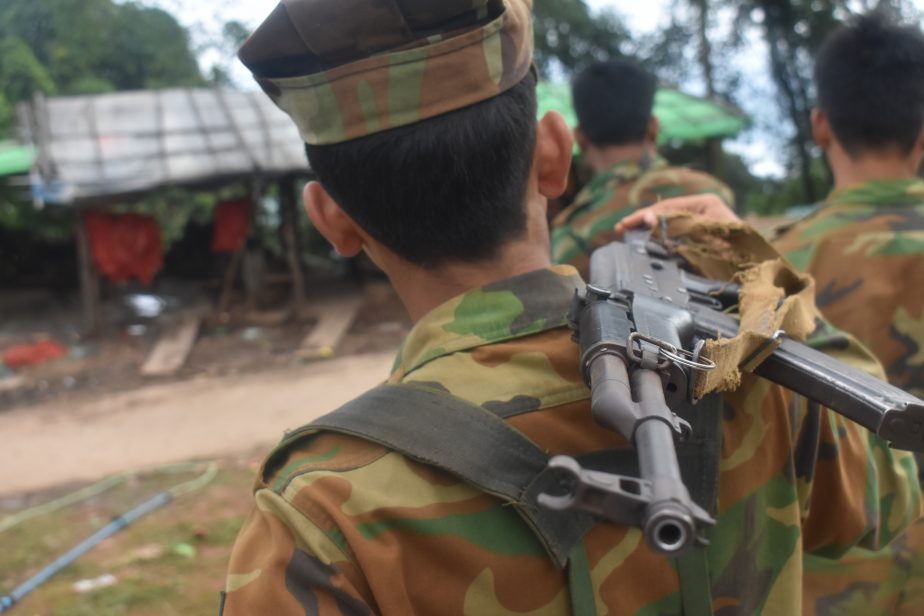 Soldat der ethnischen bewaffneten Gruppe Myanmars patrouilliert